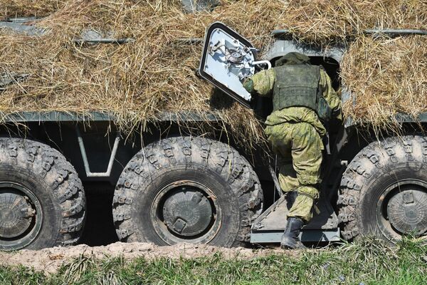 Militar junto a veículo blindado de transporte de pessoal BTR-82A durante os exercícios militares estratégicos Zapad 2021 realizados em conjunto pela Rússia e Belarus, no polígono de Pravdinsky, região de Kaliningrado, Rússia. - Sputnik Brasil