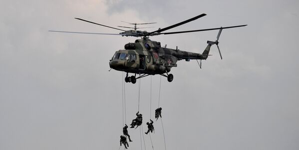 Militares desembarcam de helicóptero multifuncional Mi-8 durante a etapa principal dos exercícios militares Zapad 2021, no polígono de Mulino, região de Nizhny Novgorod, Rússia. - Sputnik Brasil
