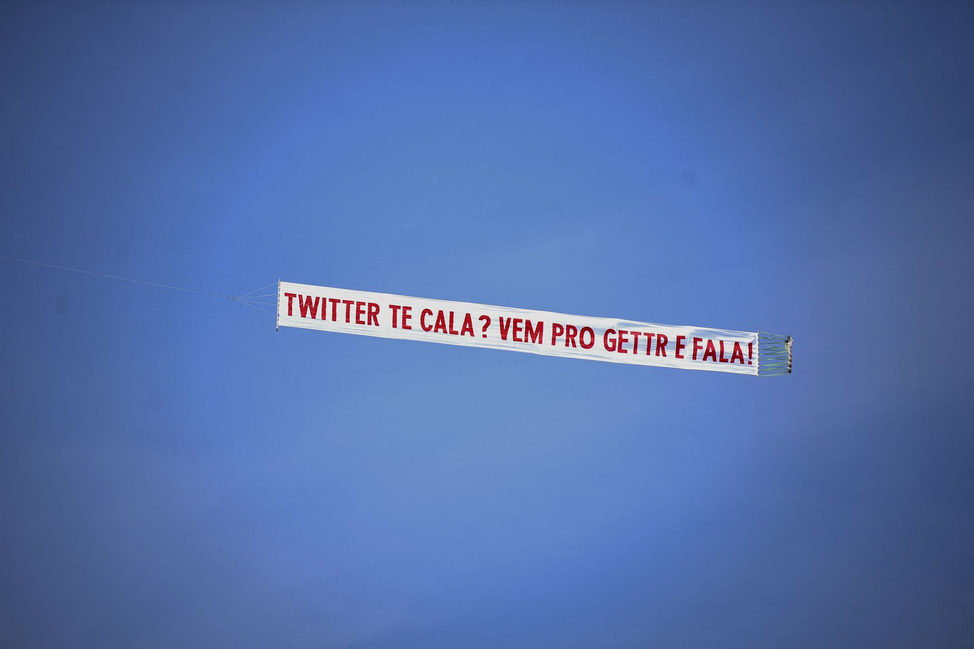 Avião carrega uma faixa que diz Twitter te cala? Venha para o GETTR e fale, em promoção da empresa de mídia social dos EUA voltada para eleitores conservadores durante manifestação em apoio a Bolsonaro, Rio de Janeiro, 7 de setembro de 2021 - Sputnik Brasil, 1920, 09.11.2021