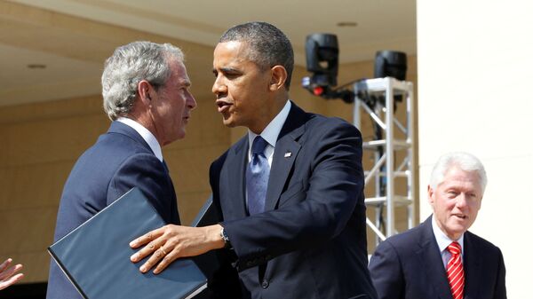 Ex-presidentes dos EUA Barack Obama e George W. Bush em uma cerimônia em Dallas, Estados Unidos, 25 de abril de 2013 - Sputnik Brasil
