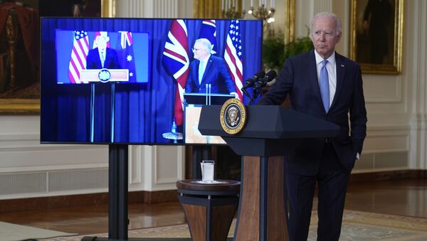 Presidente americano Joe Biden no encontro virtual com o premiê australiano Scott Morrison, à direita na tela, e o premiê britânico Boris Johnson, Casa Branca, 15 de setembro de 2021 - Sputnik Brasil