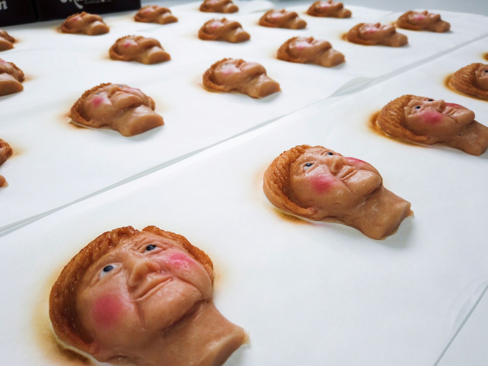 Biscoitos de maçapão representando a chanceler alemã Angela Merkel feitos por um confeiteiro alemão antes das eleições ao Bundestag, Alemanha, 14 de setembro de 2021 - Sputnik Brasil, 1920, 09.11.2021