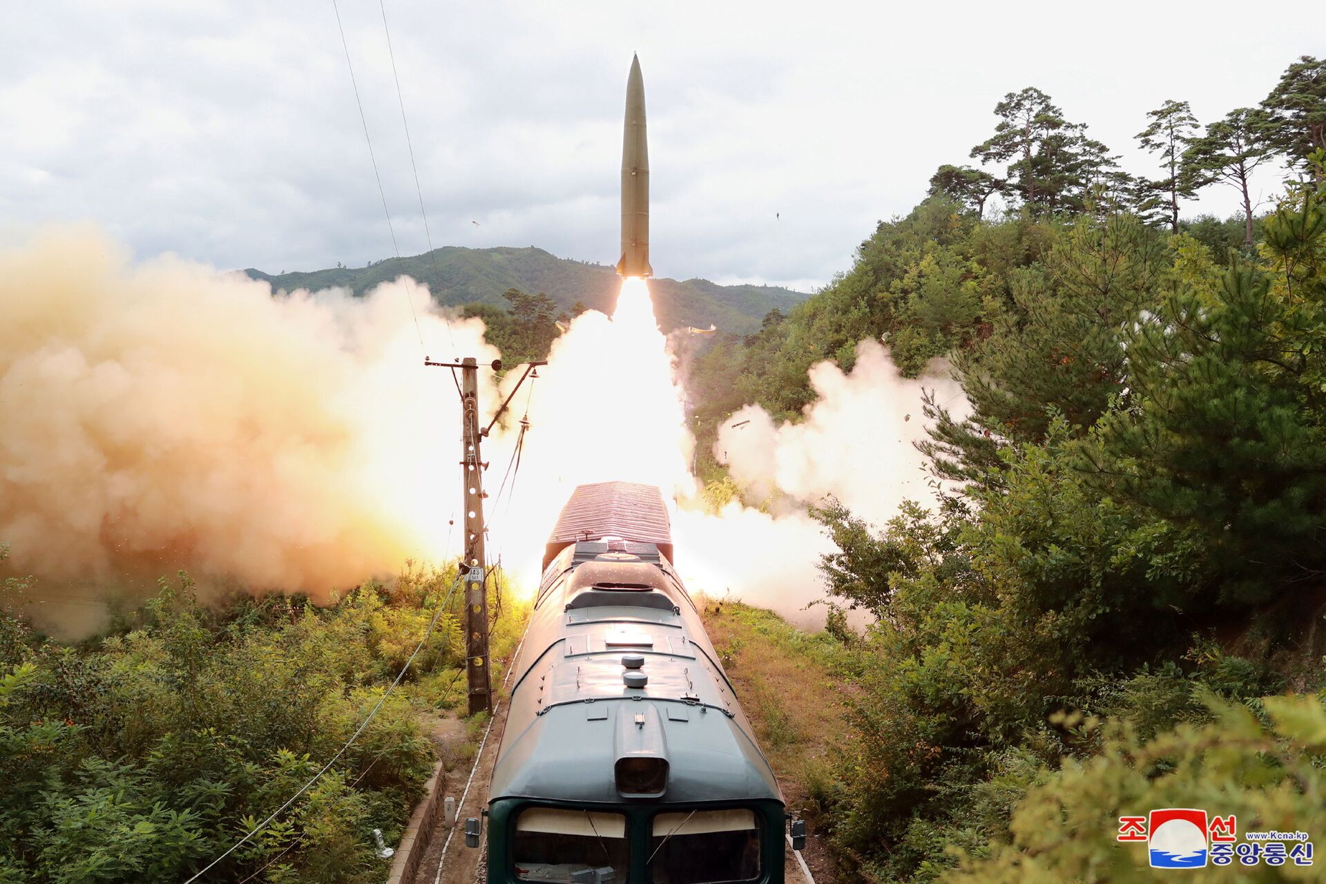 Míssil sendo lançado durante um exercício do Regimento Ferroviário de Mísseis Móveis na Coreia do Norte - Sputnik Brasil, 1920, 09.11.2021