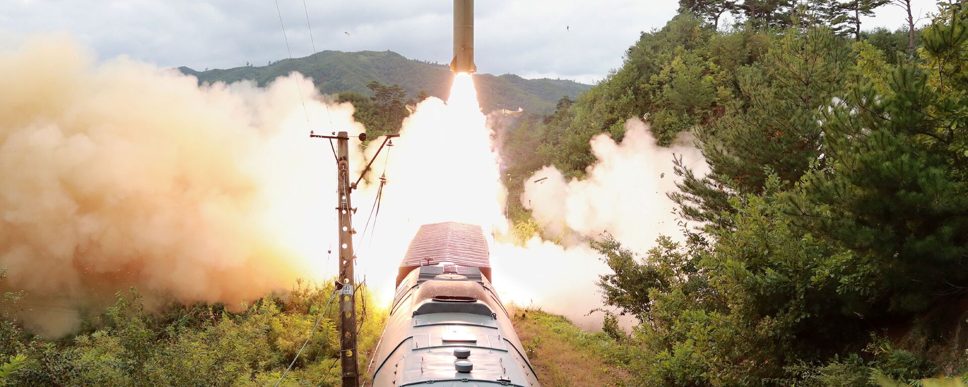 Míssil sendo lançado durante um exercício do Regimento Ferroviário de Mísseis Móveis na Coreia do Norte - Sputnik Brasil, 1920, 15.01.2022