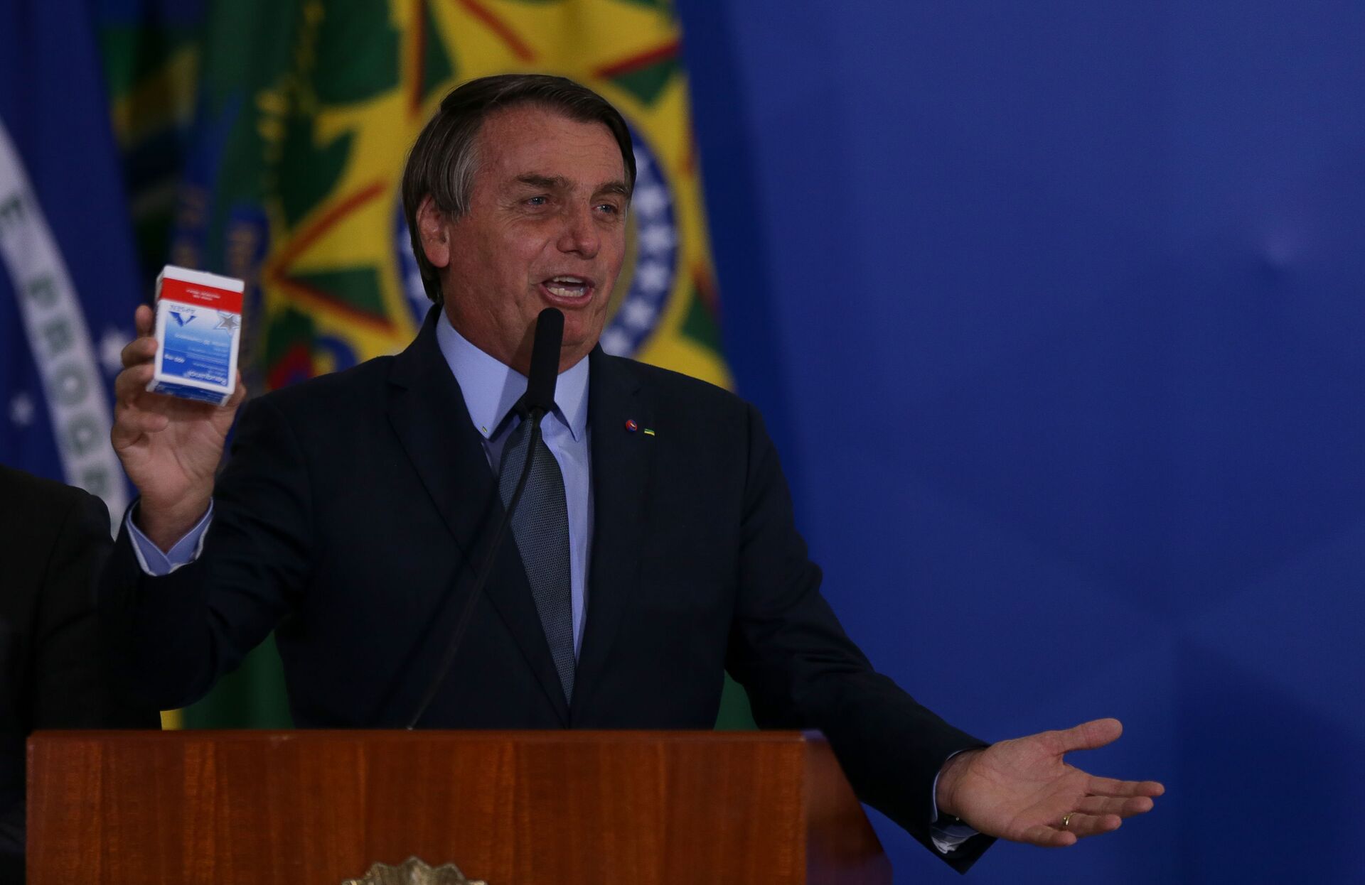 Bolsonaro segura caixa de hidroxicloroquina na cerimônia de posse do ministro da Saúde, Eduardo Pazuello, Brasília, 26 de fevereiro de 2021 - Sputnik Brasil, 1920, 09.11.2021