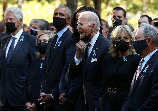 Ex-presidentes dos EUA Bill Clinton e Barack Obama, junto com suas esposas Hillary Clinton e Michelle Obama, participam com atual presidente norte-americano Joe Biden e sua esposa Jill Biden da cerimônia anual de homenagem às vítimas dos ataques de 11 de setembro de 2001, em Nova York, em 11 de setembro de 2021. - Sputnik Brasil