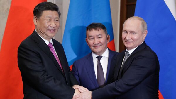 O presidente chinês Xi Jinping, o então presidente da Mongólia, Khaltmaagiin Battulga, e o presidente russo Vladimir Putin durante reunião paralela à cúpula da Organização de Cooperação de Xangai (SCO, na sigla em inglês) em Bishkek, Quiguistão, em 14 de junho de 2019 - Sputnik Brasil