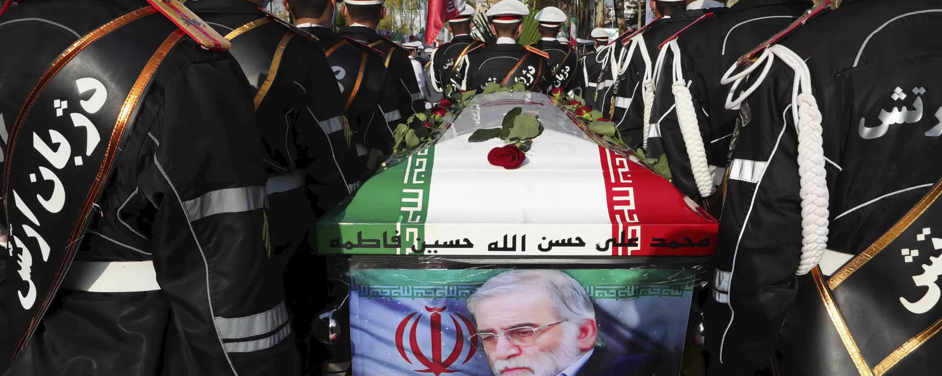 Militares iranianos carregam caixão de cientista nuclear Mohsen Fakhrizadeh durante seu funeral em Teerã, em 30 de novembro de 2020 Militares iranianos carregam caixão de cientista nuclear Mohsen Fakhrizadeh durante seu funeral em Teerã, em 30 de novembro de 2020 - Sputnik Brasil, 1920, 22.11.2021