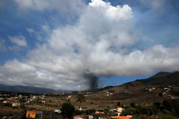 Monte Cumbre Vieja entra em erupção lançando uma coluna de fumaça e cinzas, vista desde Los Llanos de Aridane, na Ilha Canária de La Palma, Espanha, 19 de setembro de 2021. - Sputnik Brasil