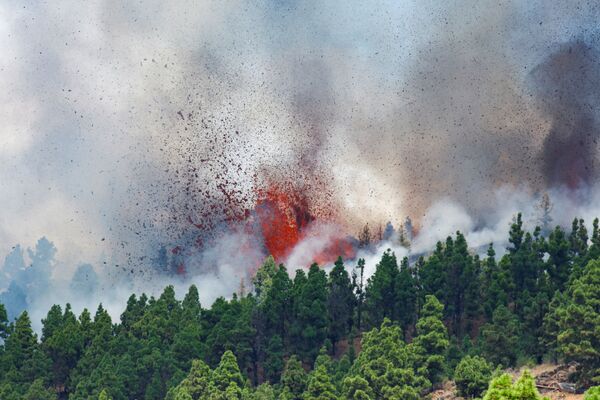 Lava e fumaça sobem após erupção de um vulcão no parque nacional Cumbre Vieja em El Paso, Ilha Canária de La Palma, Espanha, 19 de setembro de 2021. - Sputnik Brasil