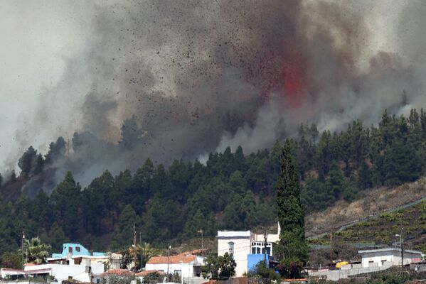 Monte Cumbre Vieja lança coluna de fumaça, cinzas e lava, vista desde Los Llanos de Aridane, na Ilha Canária de La Palma, Espanha, 19 de setembro de 2021. - Sputnik Brasil