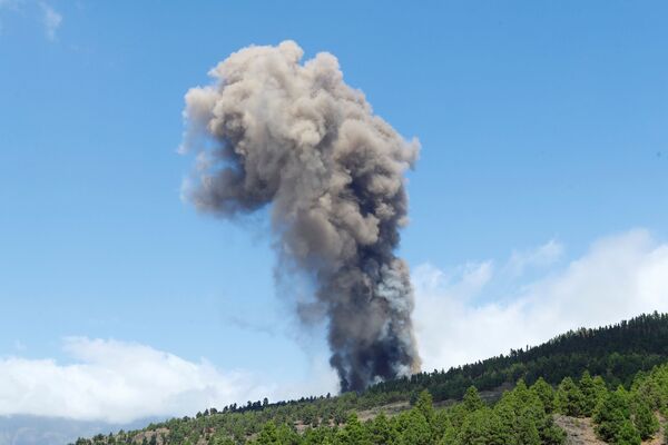 Pluma de fumaça sobe após erupção de um vulcão no parque nacional Cumbre Vieja em El Paso, Ilha Canária de La Palma, Espanha, 19 de setembro de 2021. - Sputnik Brasil