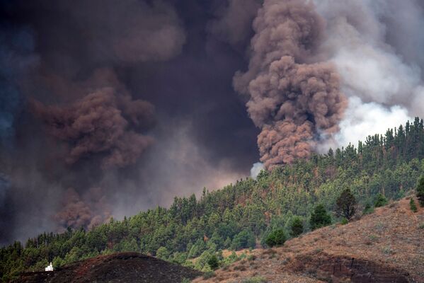 Colunas de fumaça, cinzas e lava do monte Cumbre Vieja, vistas desde Los Llanos de Aridane, na Ilha Canária de La Palma, Espanha, 19 de setembro de 2021. - Sputnik Brasil