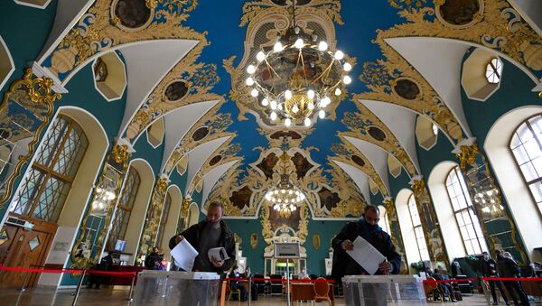 Homens votam na estação ferroviária Kazansky em Moscou durante o último dia das eleições parlamentares na Rússia, 19 de setembro de 2021 - Sputnik Brasil