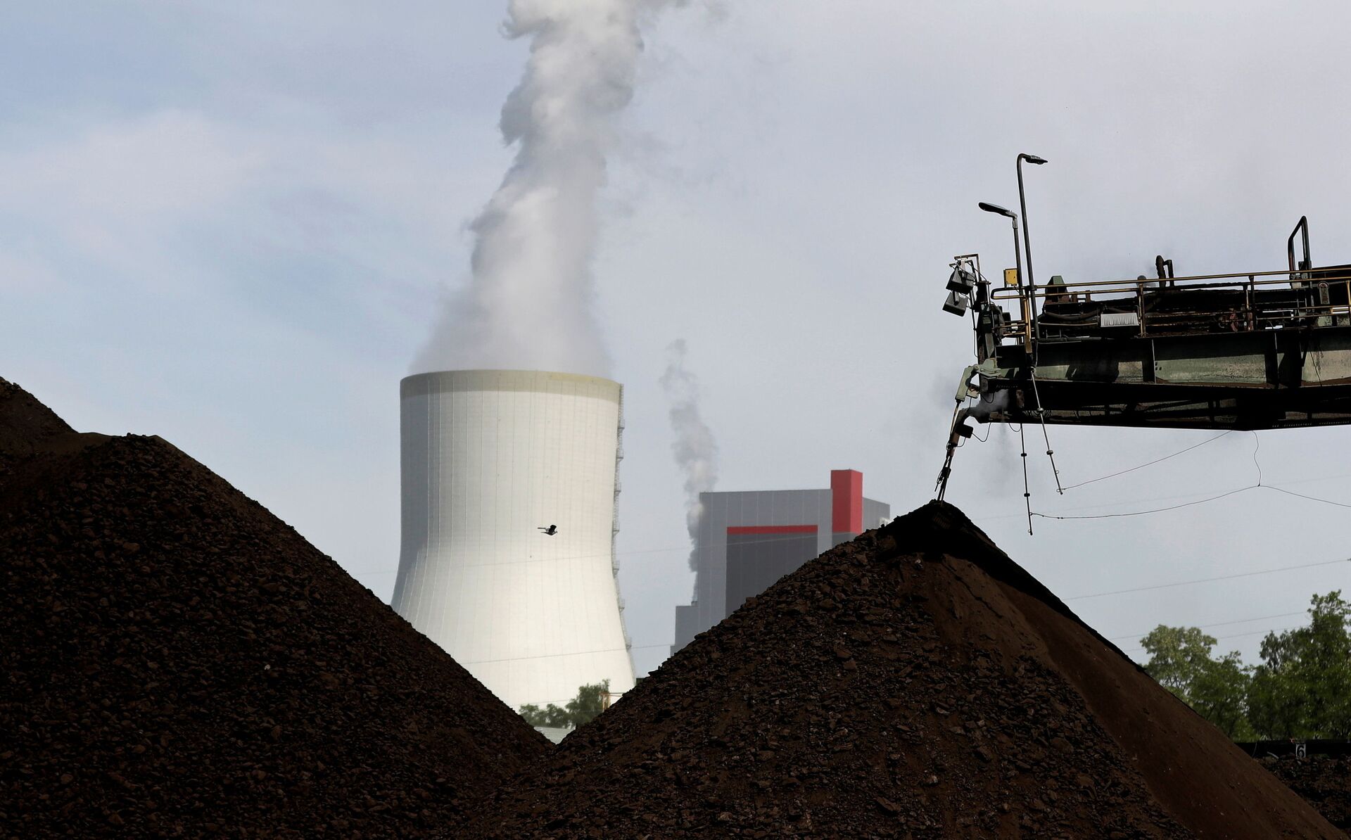 Torre de resfriamento da usina elétrica a carvão Turow é vista perto da mina de carvão a céu aberto de Turow, operada pela empresa PGE em Bogatynia, Polônia, 15 de junho de 2021 - Sputnik Brasil, 1920, 09.11.2021
