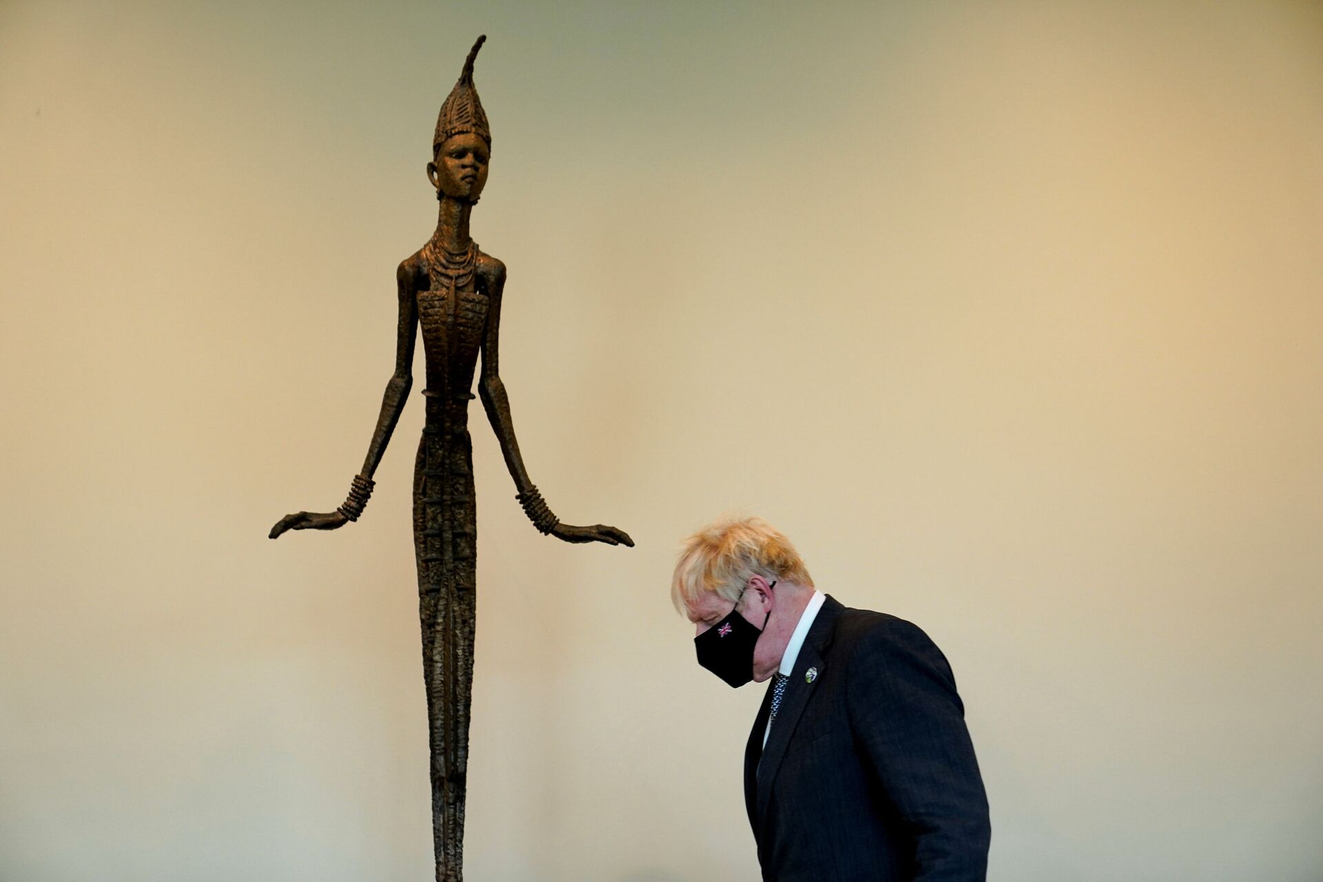 Premiê britânico, Boris Johnson, passa pela estátua Anyanwu, oferecida pelo artista nigeriano Ben Enwonwu às Nações Unidas, durante a 76ª sessão da Assembleia Geral da ONU, 20 de setembro de 2021 - Sputnik Brasil, 1920, 09.11.2021