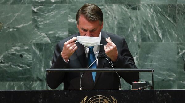 Presidente do Brasil, Jair Bolsonaro, volta a colocar máscara após falar na 76ª Assembleia Geral da ONU em 21 de setembro de 2021, em Nova York, EUA - Sputnik Brasil