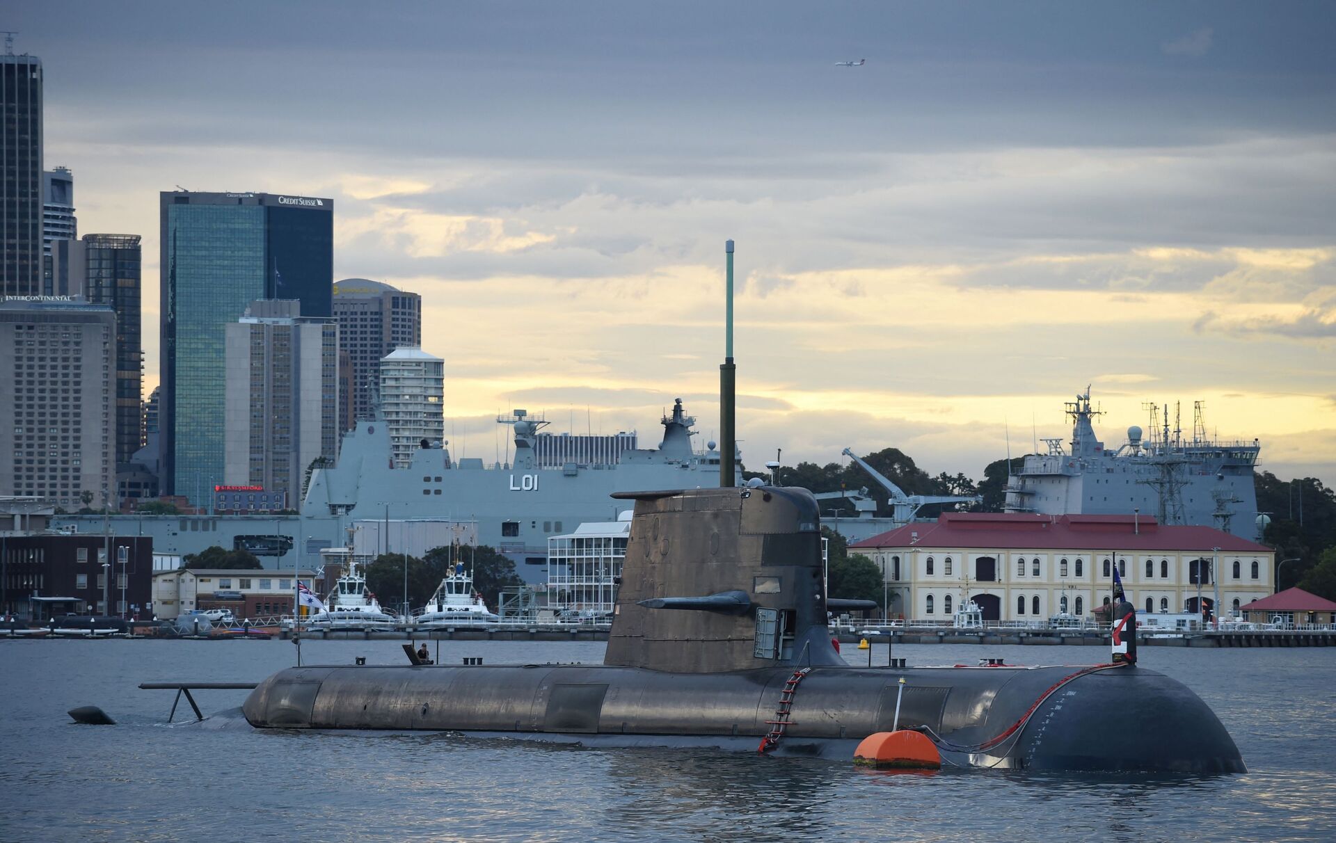 Submarino da classe Collins movido a diesel e energia elétrica da Marinha Real da Austrália no porto de Sydney, Austrália, 12 de outubro de 2016 - Sputnik Brasil, 1920, 09.11.2021