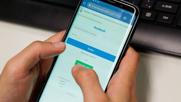 Página de login do Facebook no celular - Sputnik Brasil