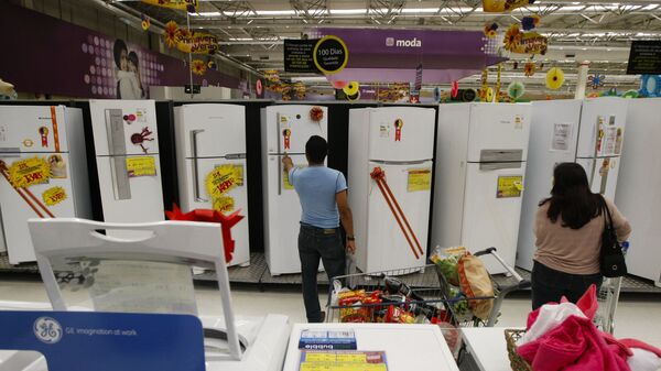 Consumidores conferem produtos em loja da rede Walmart, em São Paulo (foto de arquivo) - Sputnik Brasil