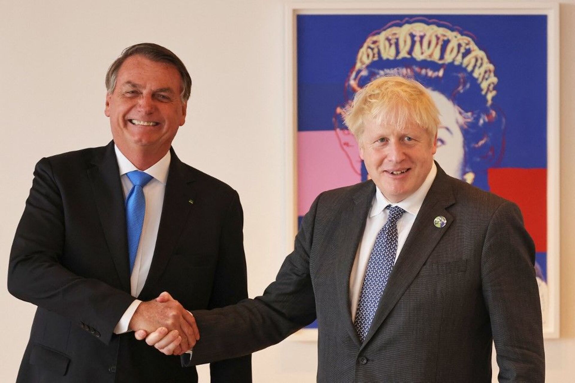 O presidente Jair Bolsonaro (e) e o primeiro-ministro britânico Boris Johnson durante reunião bilateral na residência diplomática do Reino Unido em Nova York, EUA, em 20 de setembro de 2021 - Sputnik Brasil, 1920, 09.02.2022