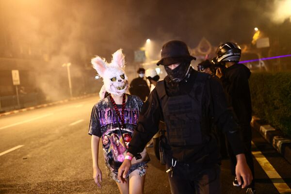 Manifestante usando máscara de animal em protesto contra o governo em Bangkok, na Tailândia, em 19 de setembro de 2021. - Sputnik Brasil