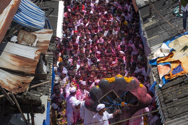 Crentes veneram estátua do deus hindu Ganesha no último dia do festival Ganesh Chaturthi, em Mumbai, na Índia, em 19 de setembro de 2021. - Sputnik Brasil