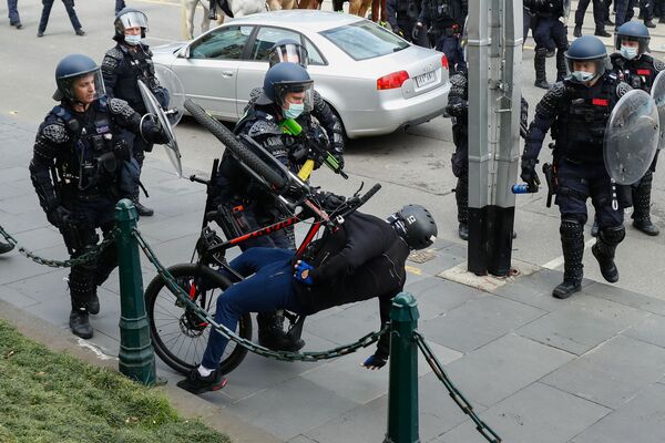 Confrontos entre forças policiais e manifestantes anti-medidas contra a COVID-19 nas ruas de Melbourne, na Austrália, em 21 de setembro de 2021. - Sputnik Brasil