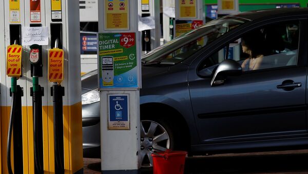 Motorista passa por uma bomba de gasolina sem combustível em um posto de abastecimento da Shell no Reino Unido, 24 de setembro de 2021 - Sputnik Brasil