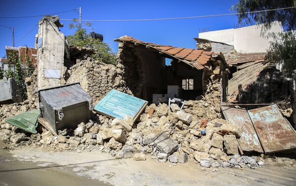 Foto mostra uma casa demolida após o terremoto atingir a ilha de Creta em 27 de setembro de 2021. - Sputnik Brasil