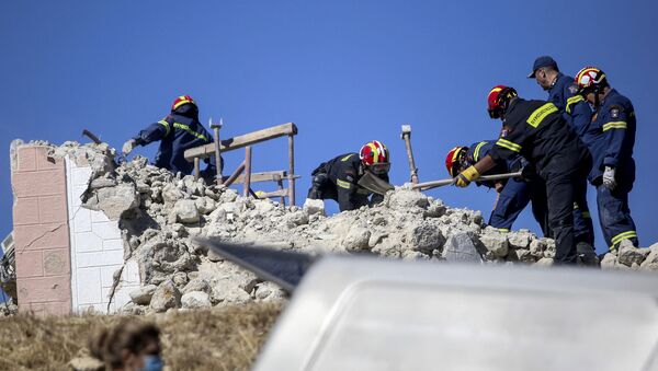 Bombeiros procuram por sobreviventes entre os escombros após terremoto na ilha de Creta em 27 de setembro de 2021 - Sputnik Brasil