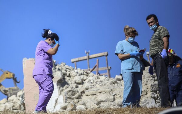 Bombeiros e enfermeiros procuram por sobreviventes entre os escombros de uma igreja na ilha de Creta, em 27 de setembro de 2021. - Sputnik Brasil