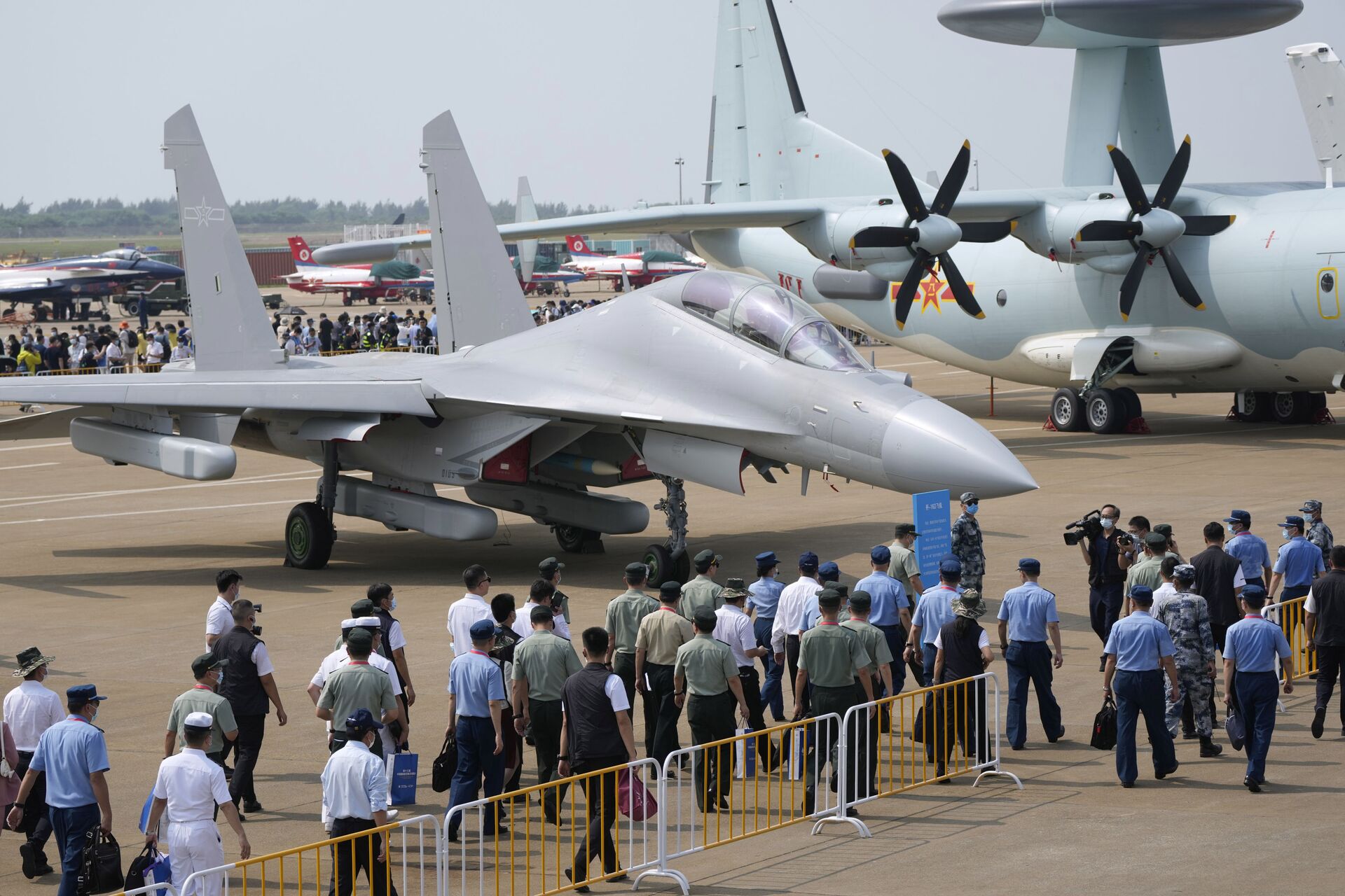 Convidados e oficiais passam por um caça J-16D durante o 13º Show Aéreo da China, 28 de setembro de 2021 - Sputnik Brasil, 1920, 24.02.2022