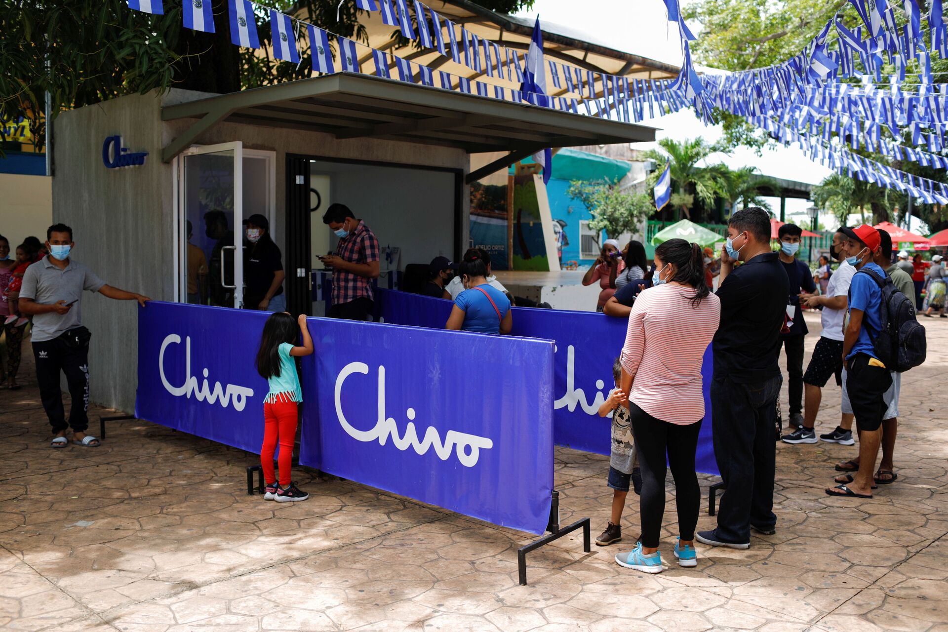 Pessoas aguardam para usar o caixa eletrônico Chivo, uma carteira digital que o governo salvadorenho lançou para usar o bitcoin como moeda oficial, El Salvador, 22 de setembro de 2021 - Sputnik Brasil, 1920, 09.11.2021