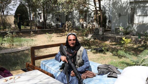 Soldado do Talibã (organização terrorista proibida na Rússia e em vários outros países) sentado em uma cama na Base Aérea de Bagram, Parwan, Afeganistão, 23 de setembro de 2021 - Sputnik Brasil