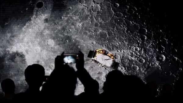 Pessoas tiram foto do Chang'e-5 na Lua - Sputnik Brasil
