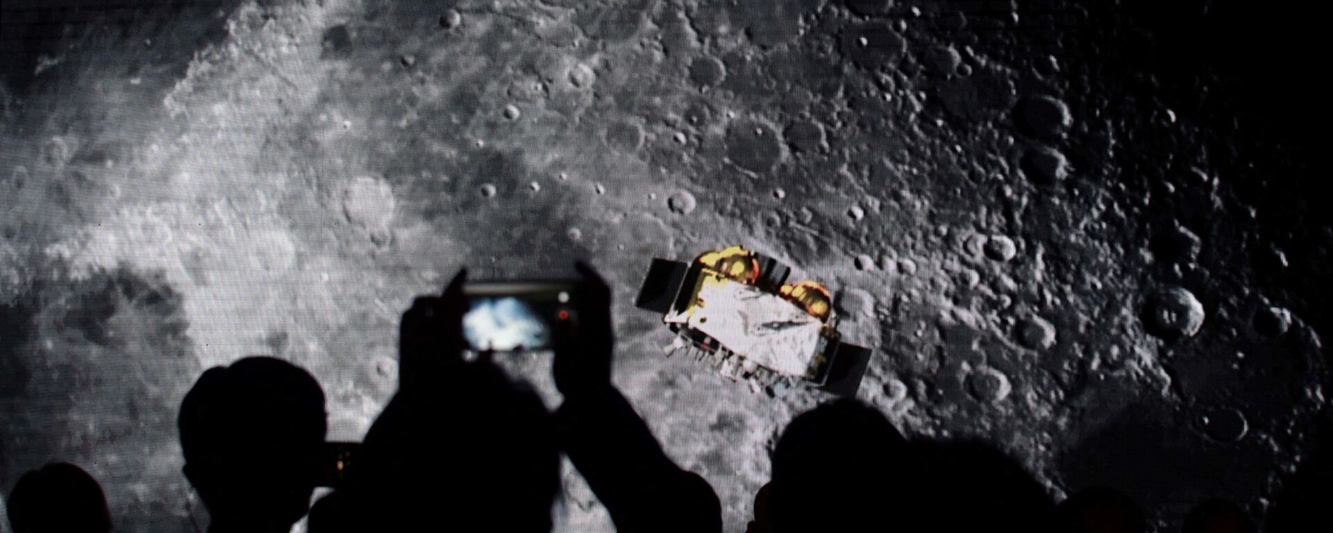 Pessoas tiram foto do Chang'e-5 na Lua - Sputnik Brasil, 1920, 11.01.2022