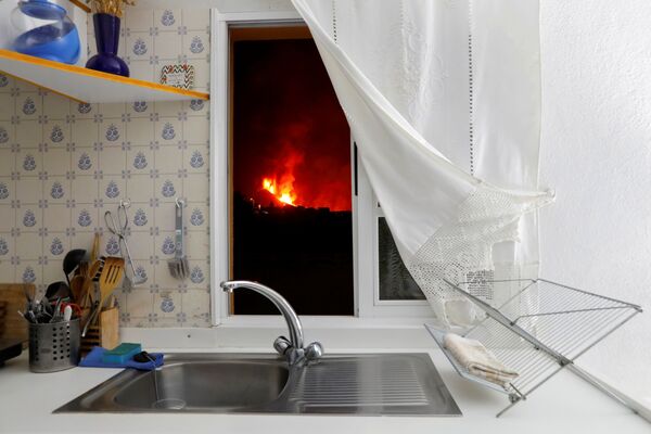 Lava é vista pela janela de uma cozinha no município de El Paso, em La Palma, nas ilhas Canárias, Espanha, 28 de setembro de 2021. - Sputnik Brasil