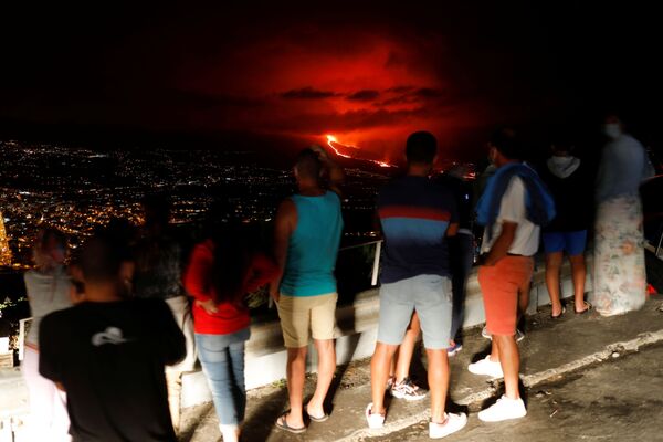 Pessoas assistem à erupção vulcânica em La Palma, nas ilhas Canárias, Espanha, 25 de setembro de 2021. - Sputnik Brasil