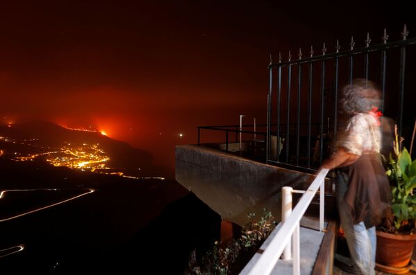 Mulher observa a erupção do vulcão Cumbre Vieja, 28 de setembro de 2021. - Sputnik Brasil