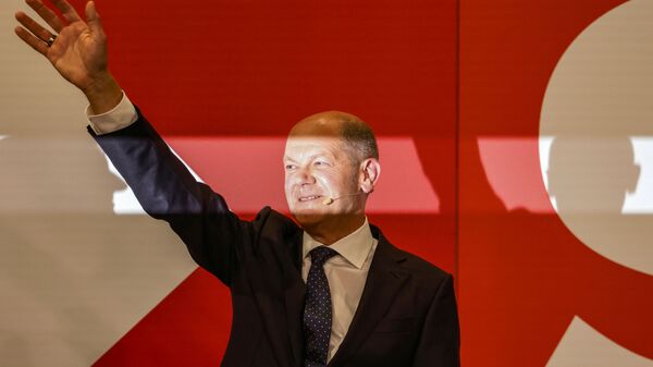Olaf Scholz acena no palco na sede do Partido Social-Democrata (SPD) após as eleições gerais alemãs, em 26 de setembro - Sputnik Brasil