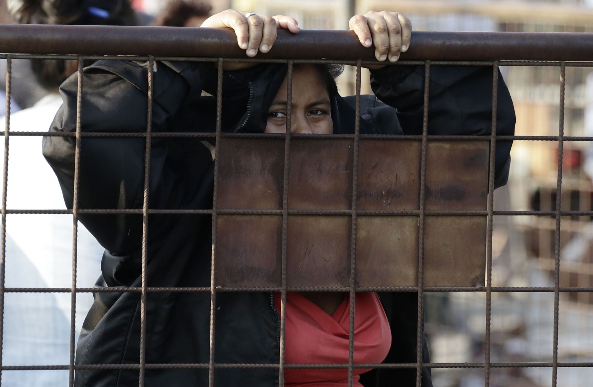 Parente de preso aguarda notícias fora da Penitenciária del Litoral em Guayaquil, Equador, 29 de setembro de 2021 - Sputnik Brasil, 1920, 09.11.2021