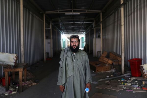 Soldado talibã e ex-prisioneiro posa para foto na base aérea de Bagram, na província de Parwan, Afeganistão, 23 de setembro de 2021. - Sputnik Brasil