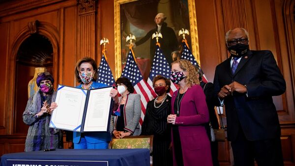 Presidente da Câmara dos Representantes, Nancy Pelosi, com outros democratas, segura resolução que assinou para evitar a parada de funcionamento do governo americano, Washington, 20 de setembro de 2021 - Sputnik Brasil