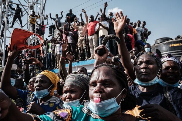 Pessoas participam da inauguração de um hospital em uma favela em Nairóbi, no Quênia, 29 de setembro de 2021. - Sputnik Brasil