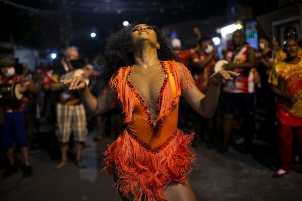 Mulher dança durante ensaio da escola de samba Unidos de Padre Miguel no Rio de Janeiro, Brasil, 28 de setembro de 2021. - Sputnik Brasil
