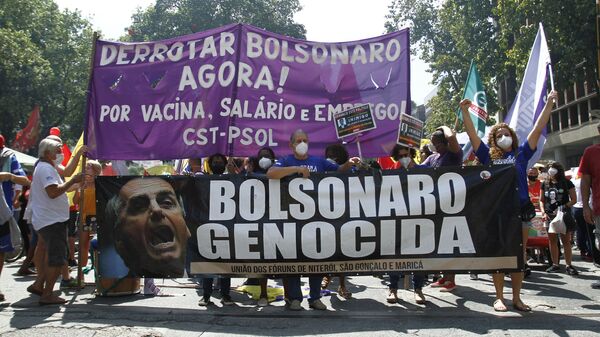 Manifestantes seguram vários cartazes pedindo o impeachment de Bolsonaro, em 2 de outubro de 2021 - Sputnik Brasil