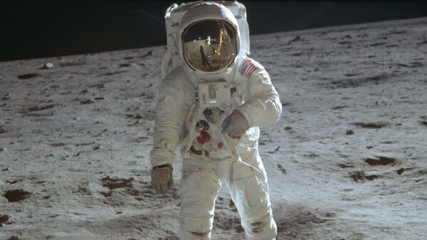 Buzz Aldrin, astronauta da NASA, caminha pela superfície da Lua durante atividade extraveicular da Apollo 11, espaçonave tripulada norte-americana que realizou o primeiro pouso na Lua - Sputnik Brasil