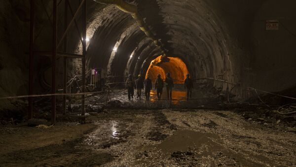 Trabalhadores caminhando dentro do túnel Nilgrar na área de Baltal, situada no nordeste de Srinagar, em Caxemira, em 28 de setembro de 2021 - Sputnik Brasil