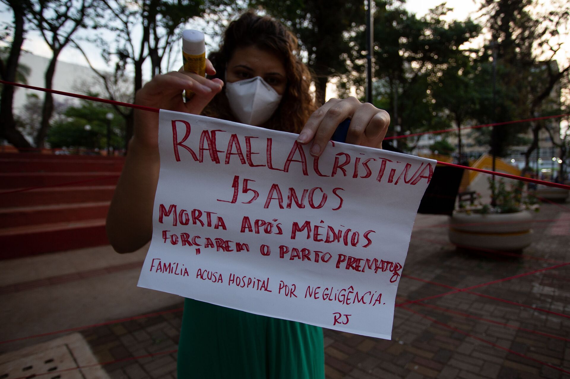 Dia de luta pela descriminalização do aborto na América Latina e Caribe: manifestante da Frente Feminista de Londrina, Paraná, em 28 de setembro de 2021 - Sputnik Brasil, 1920, 09.11.2021